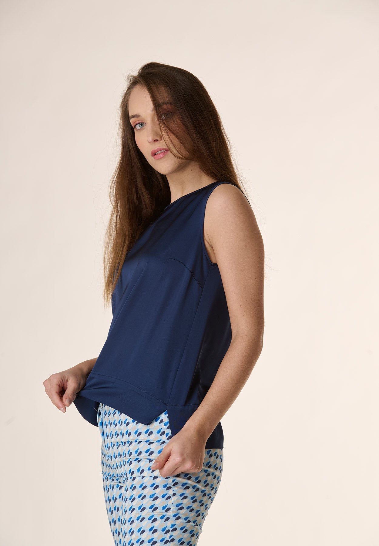 Blusa blu viscosa con spacchi smanicata-Angelico