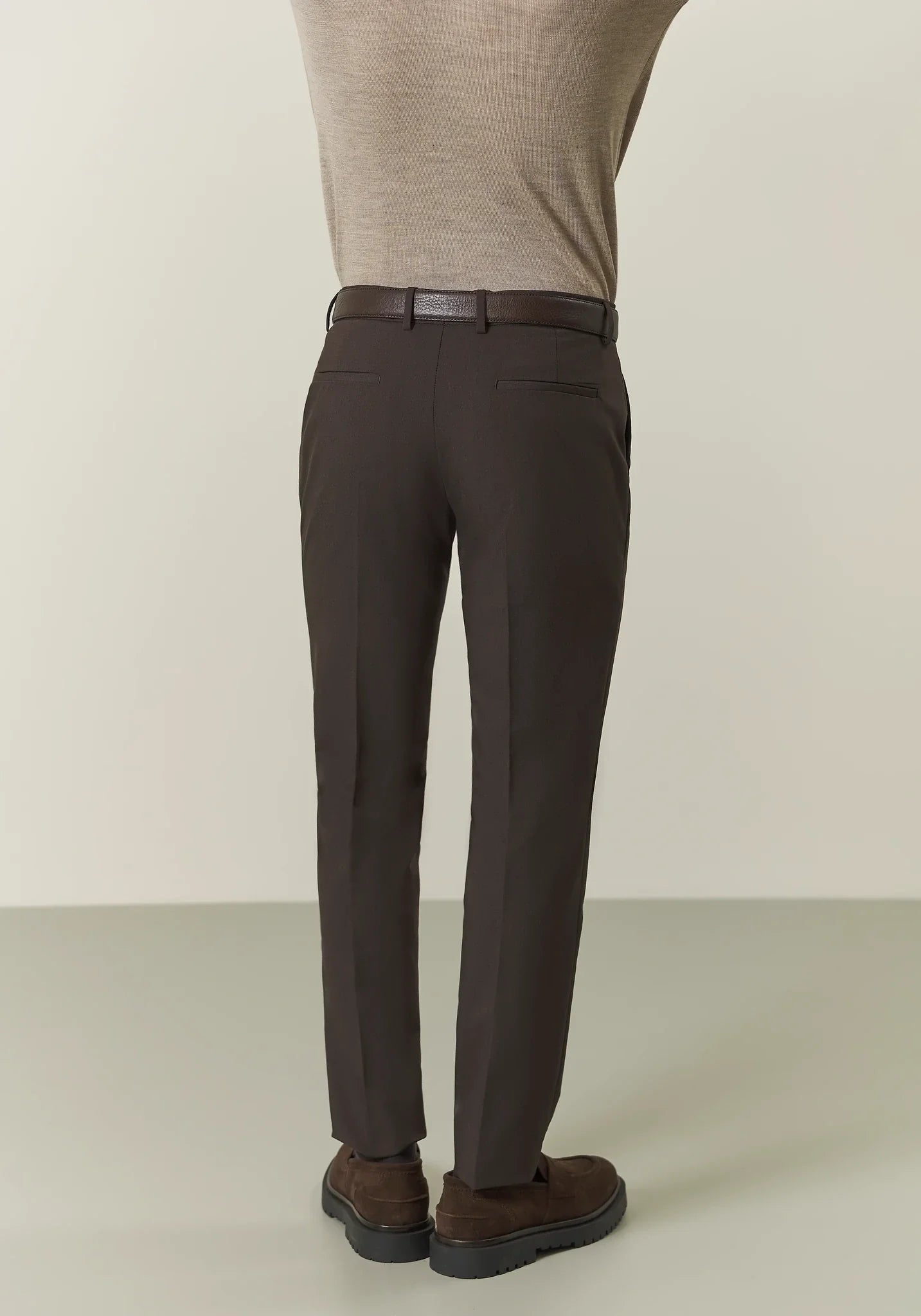 Brown double-breasted suit with peak lapels and slim fit stretch fabric