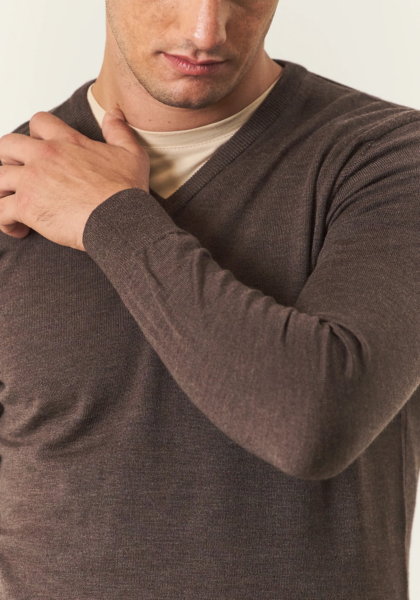 Scollo V marrone lana merinos Harmony-Angelico