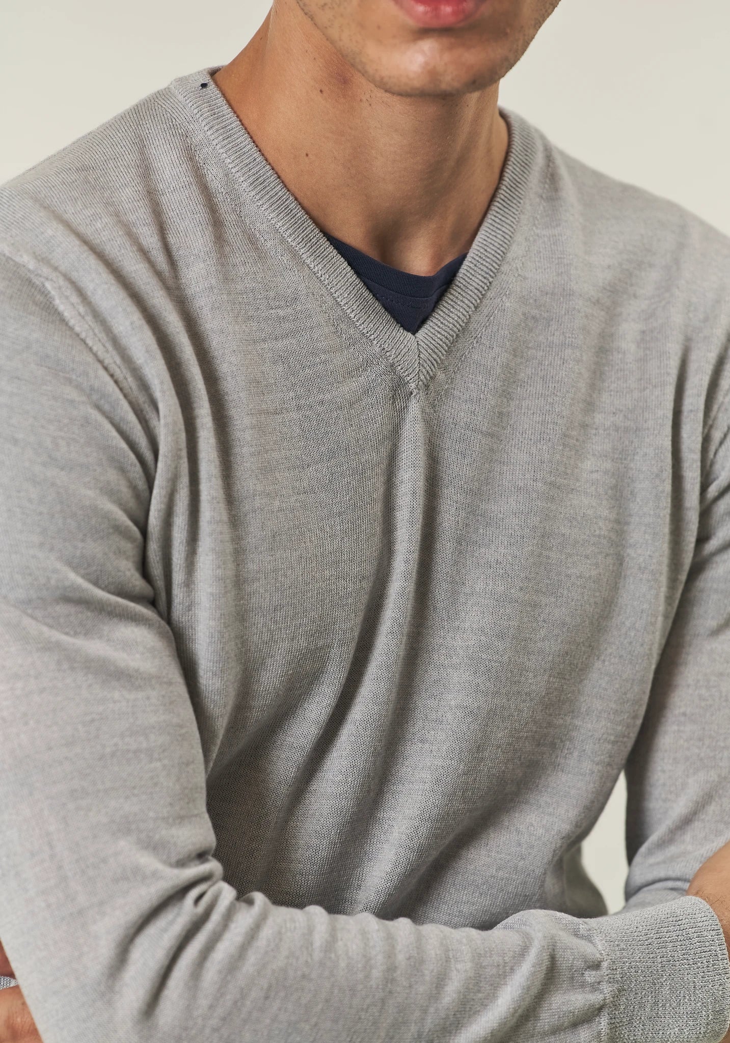Scollo V grigio chiaro lana merinos Harmony-Angelico